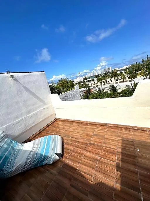 Spacious Two-Story Apartment In Hotel Zone Central Location, Just 5 Minutes From Nightlife And Tourist Hotspots Cancun